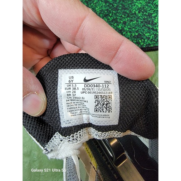 Nike Kyrie Flytrap 5 Mid White Smoke Grey Chrome Sneakers Size 6 Y / DD0340-112 - Picture 10 of 10